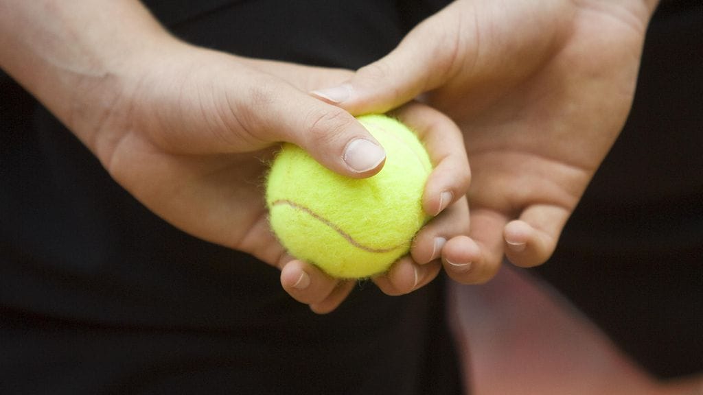Tennispallolla rullailu lennon aikana voi auttaa jäykkyyteen.