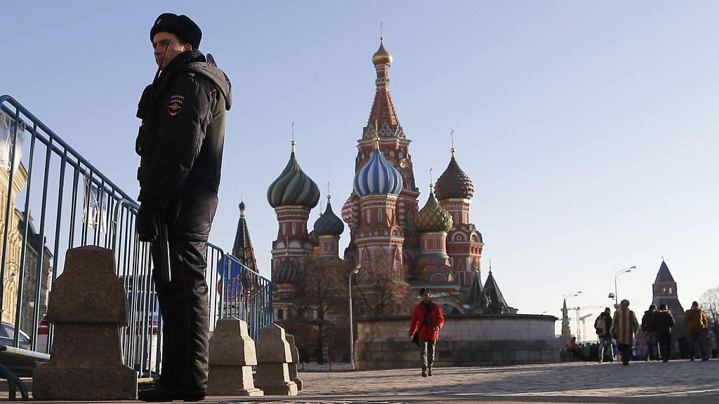 Kuvituskuva. Venäläinen poliisimies vartioi Moskovassa.