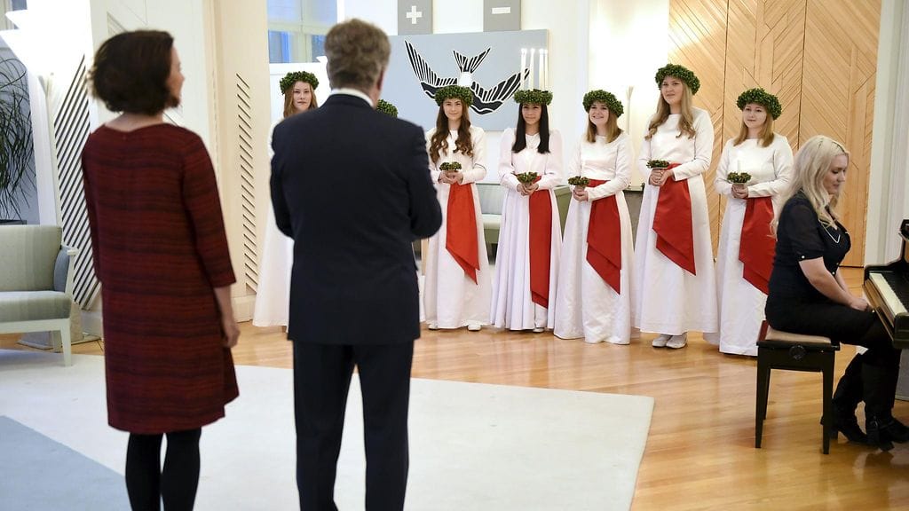 Sauli Niinistö ja Jenni Haukio vastaanottavat joulutervehdyksen Mäntyniemessä joulukuu 2017
