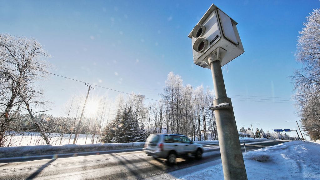 Automaattivalvonnan myönteiset vaikutukset liikenneturvallisuuteen näyttävät yltävän myös sille osalle tieverkkoa, jolla ei ole valvontakameroita.