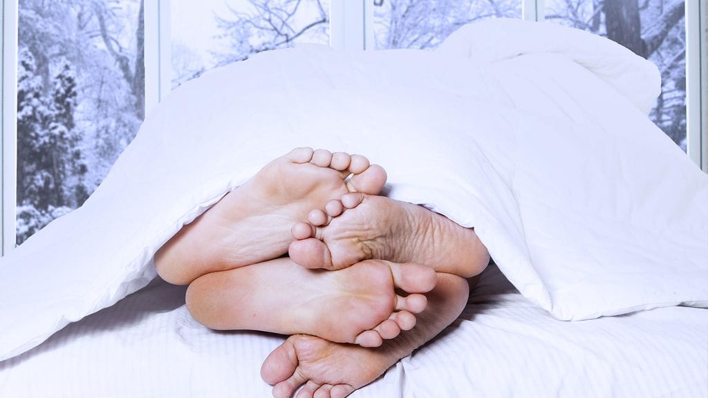 Kirpeä talvi-ilma kannustaa hakemaan lämpöä vällyjen välistä.