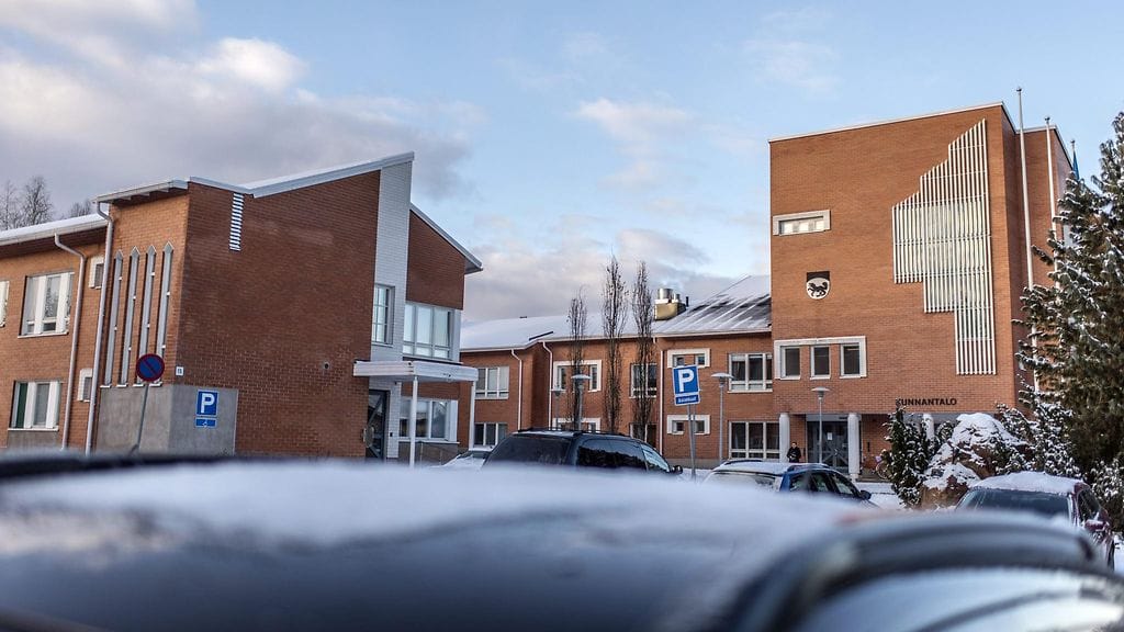 Kittilän kunnanhallituksen puheenjohtajan Pekka Rajalan mukaan valtuustossa istuvat kymmenen syytettyä eivät ole vapaaehtoisesti halukkaita pidättäytymään tehtävistään.