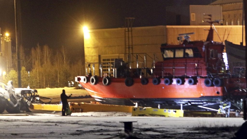 Joulukuun alussa uponnut luotsivene nostettiin 19. joulukuuta merestä.