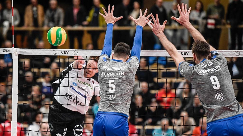 Urpo Sivula lyö ohi Friedrichshafenin torjunnan.