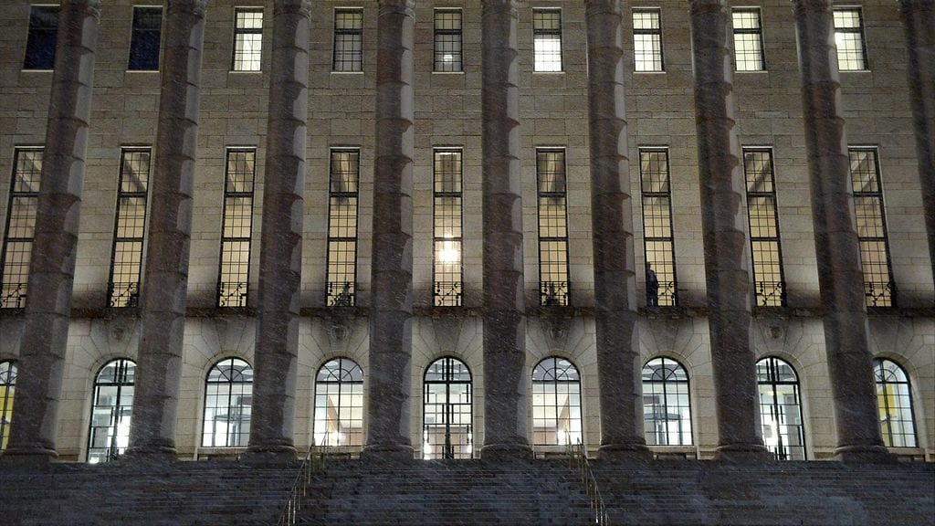 Avustajien verkoston mielestä eduskunnan kanslia on ollut haluton puuttumaan häirintään, jos häirintää kokenut ei halua tulla esiin omalla nimellään ja kasvoillaan.