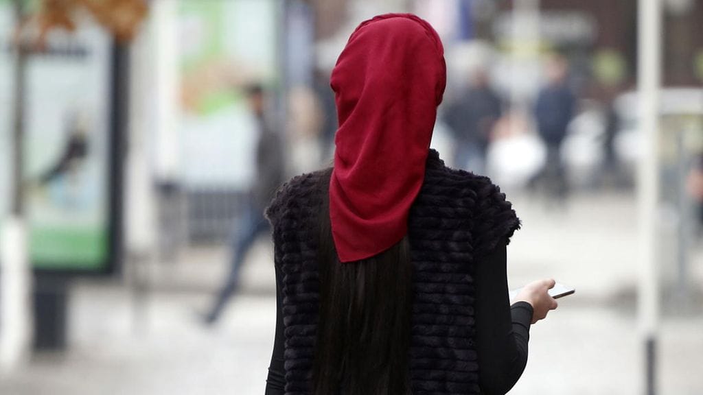 Arkistokuva naisesta hijabissa.