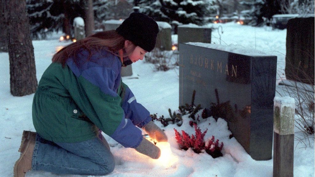 Perinteiset joulukynttilät sytytettiin jouluaattona 1995 kireässä pakkassäässä omaisten haudoille. Kuva Honkanummen hautausmaalta Vantaalta.