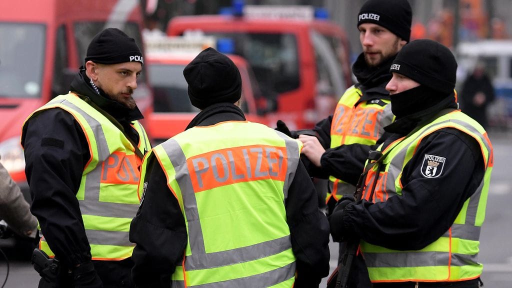 Poliiseja turvaamassa Berliinin joulutorille tehdyn iskun vuosipäivää.