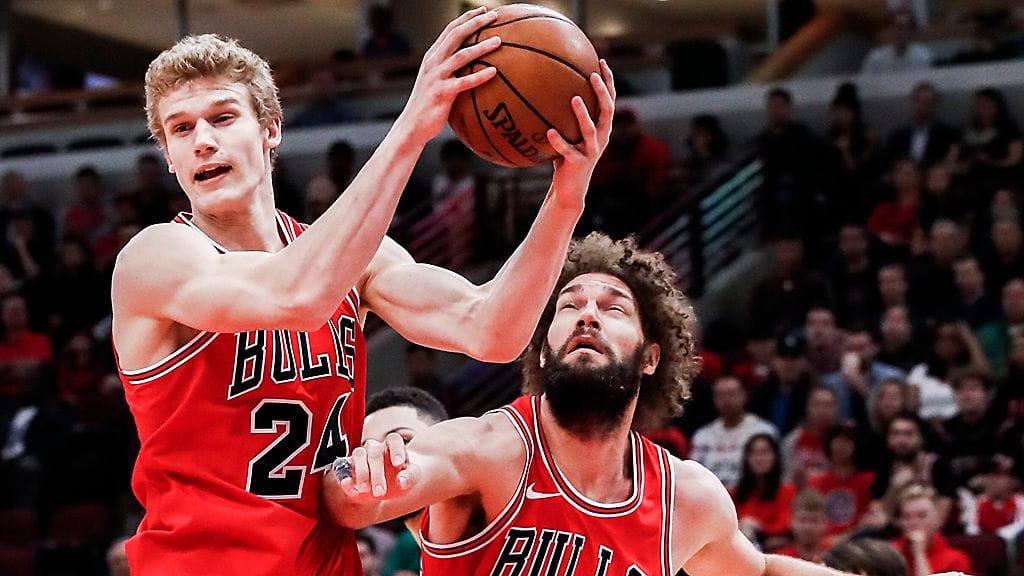 Lauri Markkanen (vas.) ja Robin Lopez.