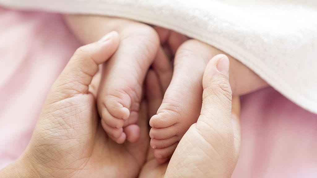 Hyväsydäminen nainen haluaa taata jokaiselle vauvalle mahdollisimman hyvän lopun.