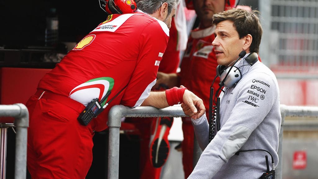 Toto Wolff (oik.) keskustelemassa Ferrarin tallipomon Maurizio Arrivabenen kanssa Itävallassa kesällä 2016.