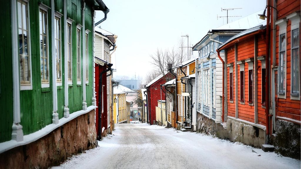 Kuvassa talvinen katu vanhassa Porvoossa.