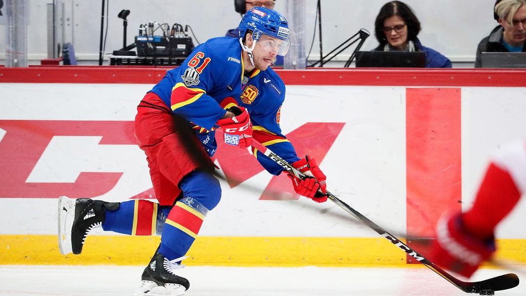 Kiekko kimmahti Tommi Huhtalan yläselästä Avtomobilistin maaliin.