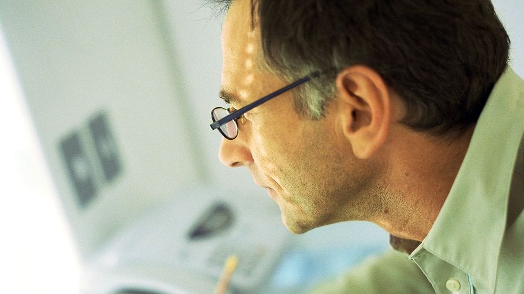 Ikääntyminen voi tuoda mukanaan tietynlaista "hidastumista" ja unohtelua, mutta ne pitää osata erottaa vakavista oireista. Kuvituskuva.