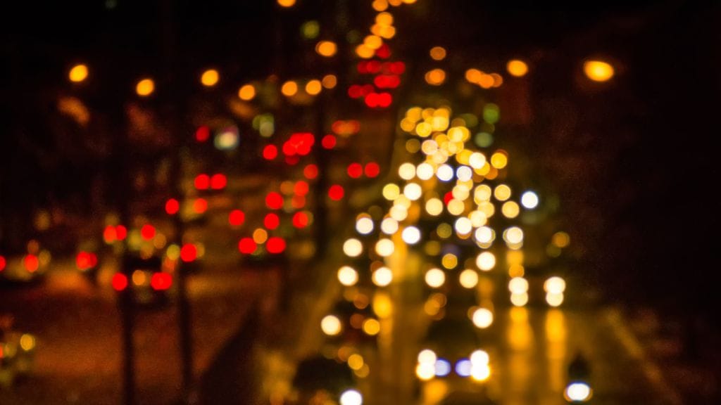 Joululiikenteessä runsas valaistus erottuu edukseen – tai sitten ei. Kuvituskuva.
