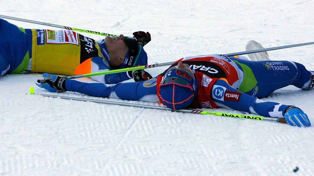 Aino-Kaisa Saarinen ja Virpi Sarasvuo kaikkensa antaneena Alpe Cermisin nousun päällä tammikuussa 2009.