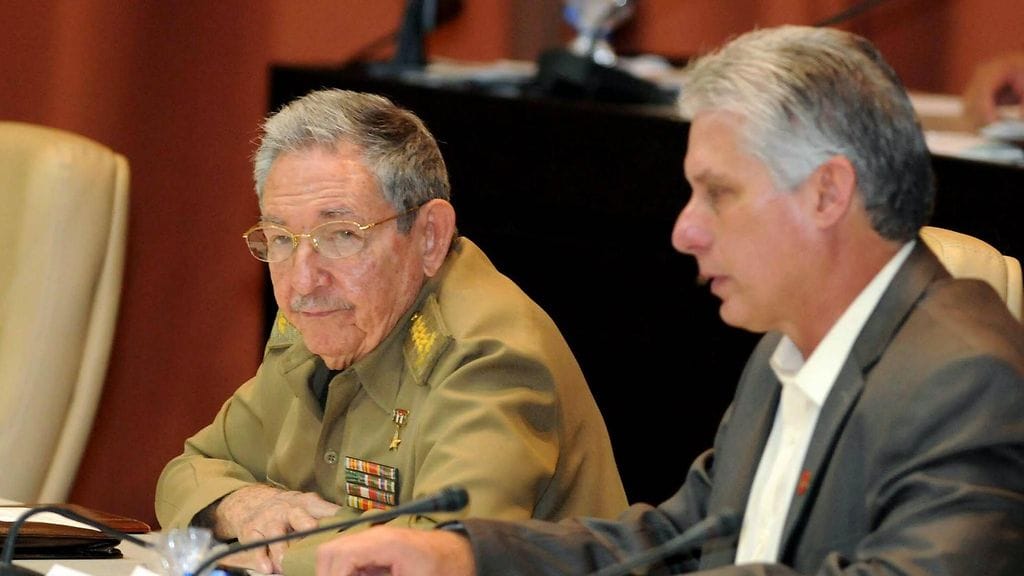 Presidentti Raul Castro (vas.) ja varapresidentti Miguel Diaz-Canel Kuuban kansalliskokouksessa eilen.