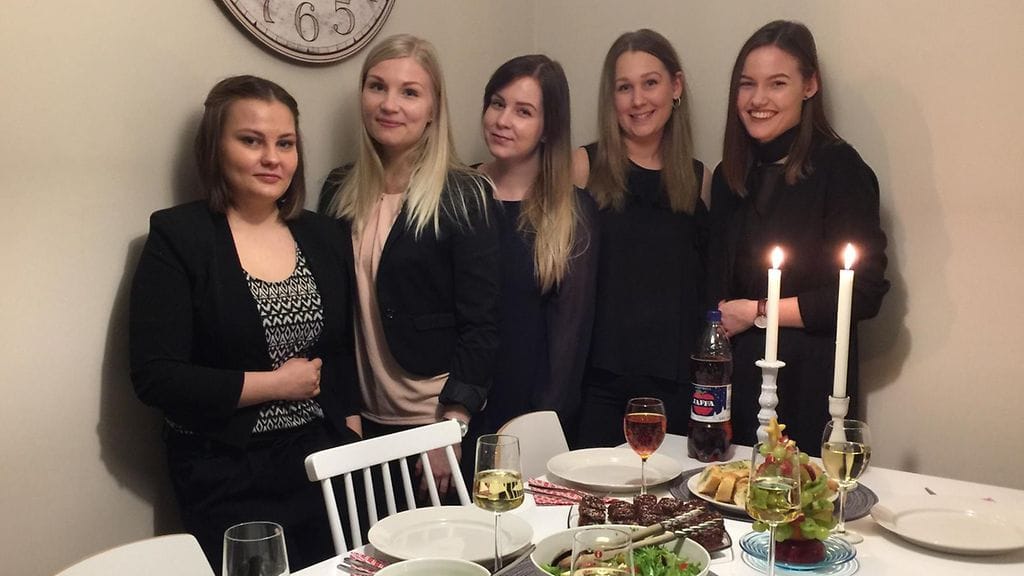 Jenni, Petra, Sonja, Mia ja Tiina pikkujouluissa vuosi sitten.