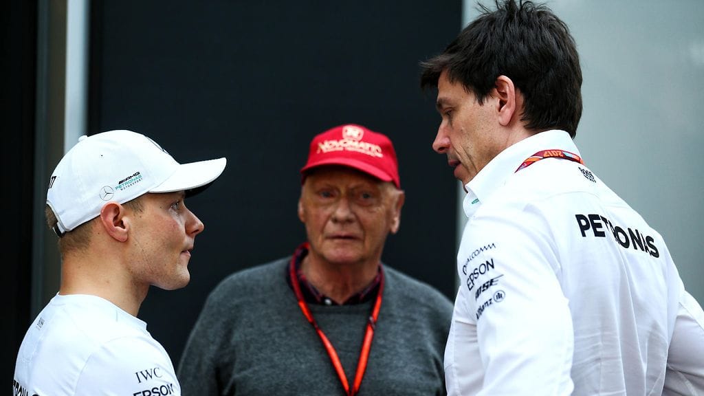 Toto Wolff (oik.) tuumii, että vuodesta 2019 tulee jännittävä.