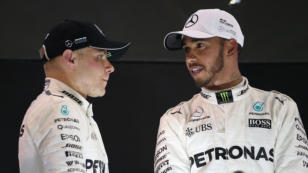 Lewis Hamilton (oik.) kokee, että Valtteri Bottaksella ja hänellä on samanlainen työmoraali. Hamiltonin mukaan tallissa vallitsee "täydellinen harmonia" ilman minkäänlaisia taustakähmäyksiä.