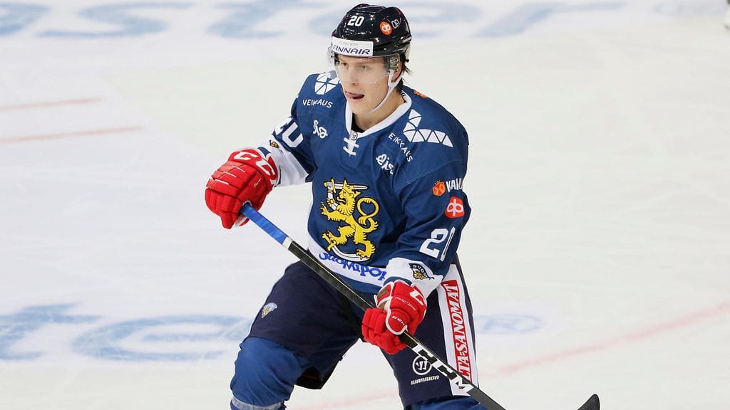 Eeli Tolvanen viilettää Tshekkiä vastaan ykkösvitjassa.