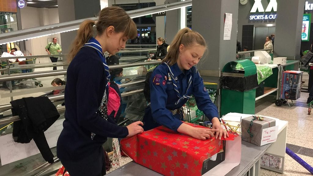 Olivia Sorvari ja Laura Lehikoinen paketoivat lahjoja Helsingin Itäkeskuksen Prismassa.