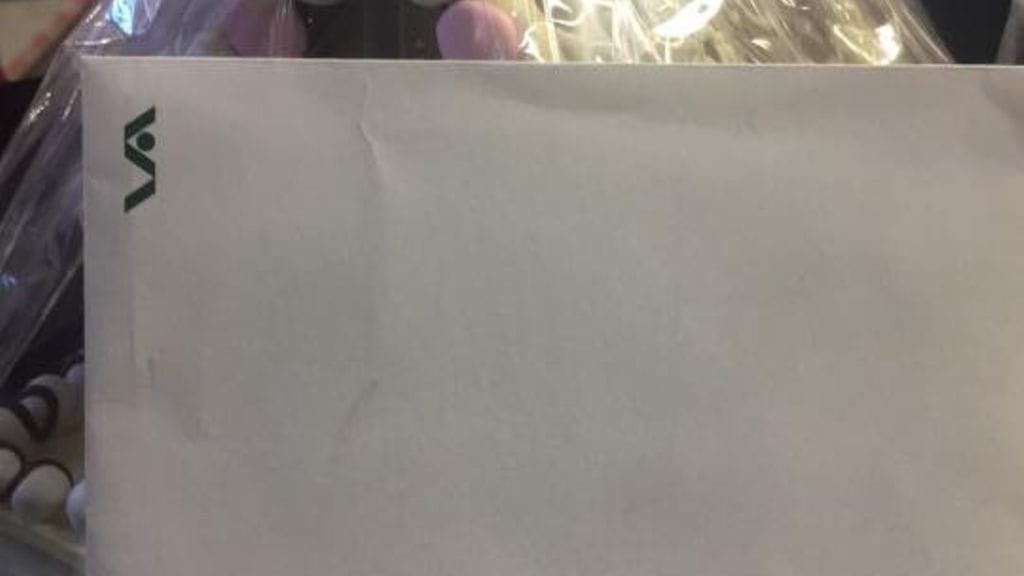 Tällainen kirjekuori löydettiin Helsinki-Vantaalta 22.12.2017.