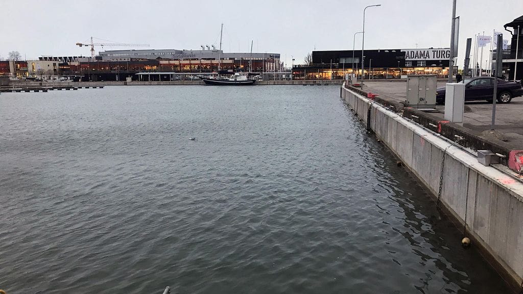Mies löydettiin kuolleena vedestä Tallinnan sataman D-terminaalilta.