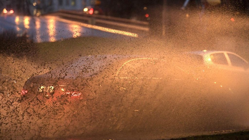 Vesi pärskyi liikenteessä Sörnäisten rantatiellä Helsingissä joulun aatonaattona.