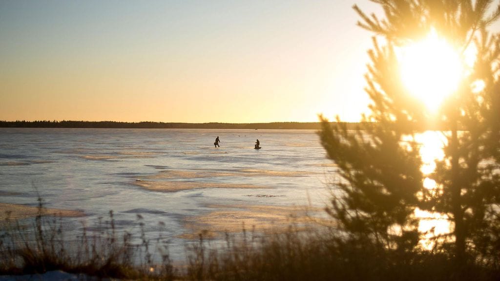 Pilkkijöitä kokoontui meren jäälle Vaasassa perjantaina.