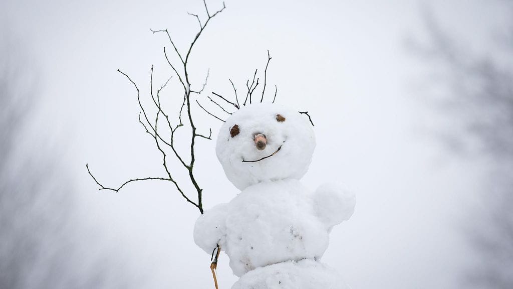 Muhkeista lumihangista on saatu nauttia tänä jouluna etenkin Pohjois-Karjalassa, Kainuussa ja Lapissa, mutta on sitä lunta nähty etelämpänäkin. Tämä lumiukko on kuvattu Saksan Bielefeldissä joulukuun alussa.