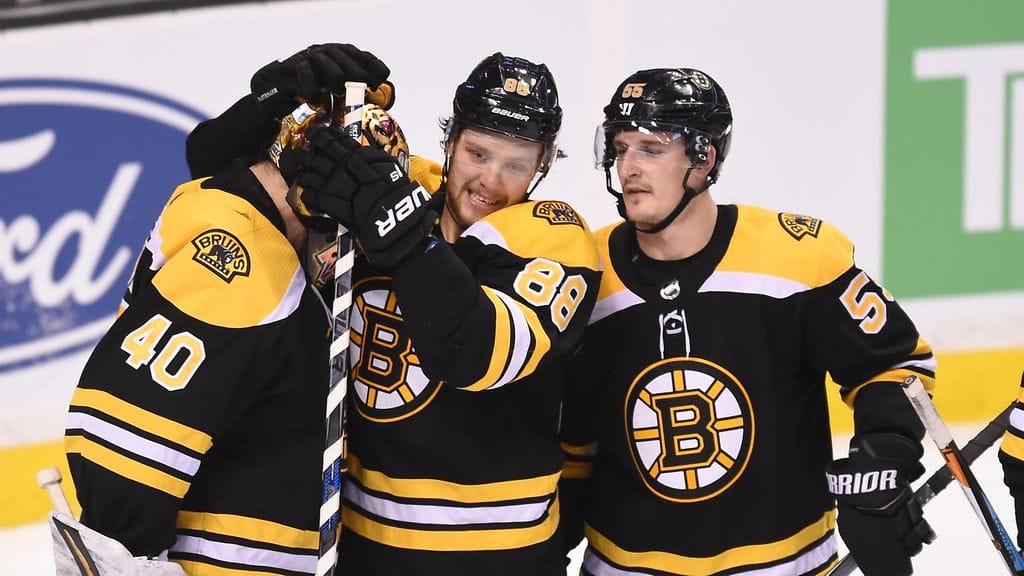 David Pastrnak ja Noel Acciari onnittelemassa Tuukka Raskia voiton jälkeen.
