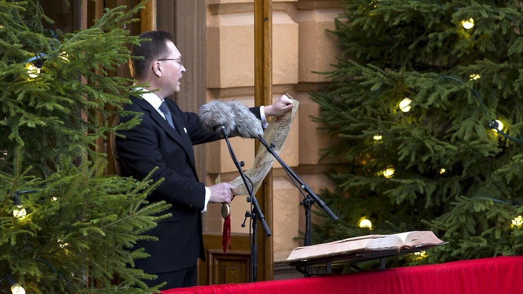 Turun kaupungin protokollapäällikkö Mika Akkanen julistaa joulurauhan Turussa jouluaattona 24. joulukuuta 2017.