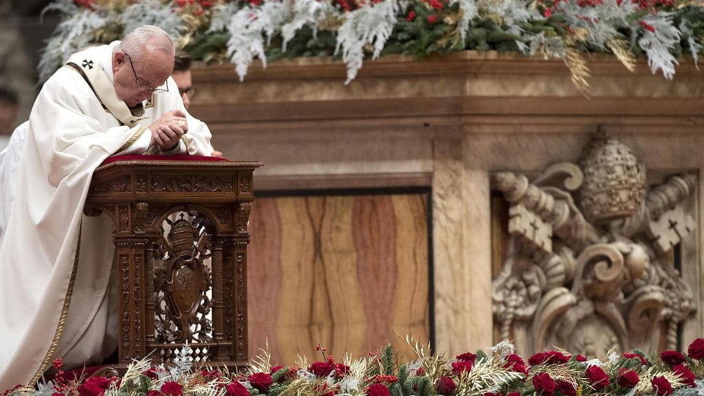 Paavi johti joulumessua Vatikaanissa Pietarinkirkossa.