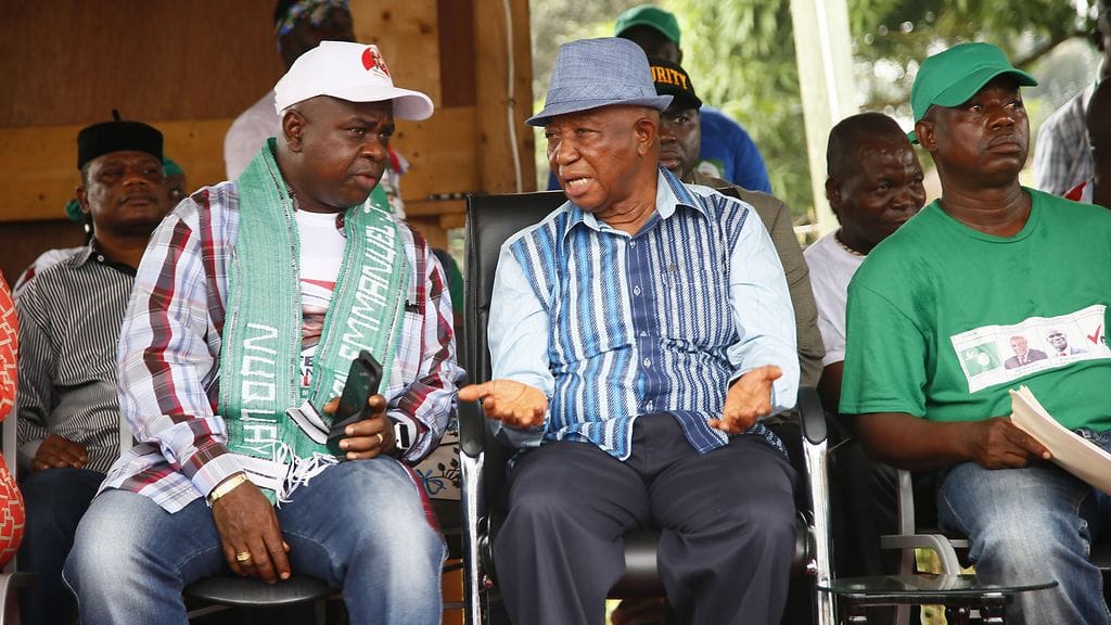 Presidenttiehdokkaat George Weah (vasemmalla) ja Joseph Boakai (keskellä).