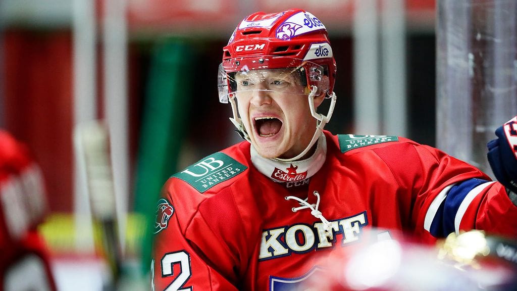 HIFK-kapteeni Lennar Petrell kahnasi Pelicansin Taavi Vartiaisen kanssa.