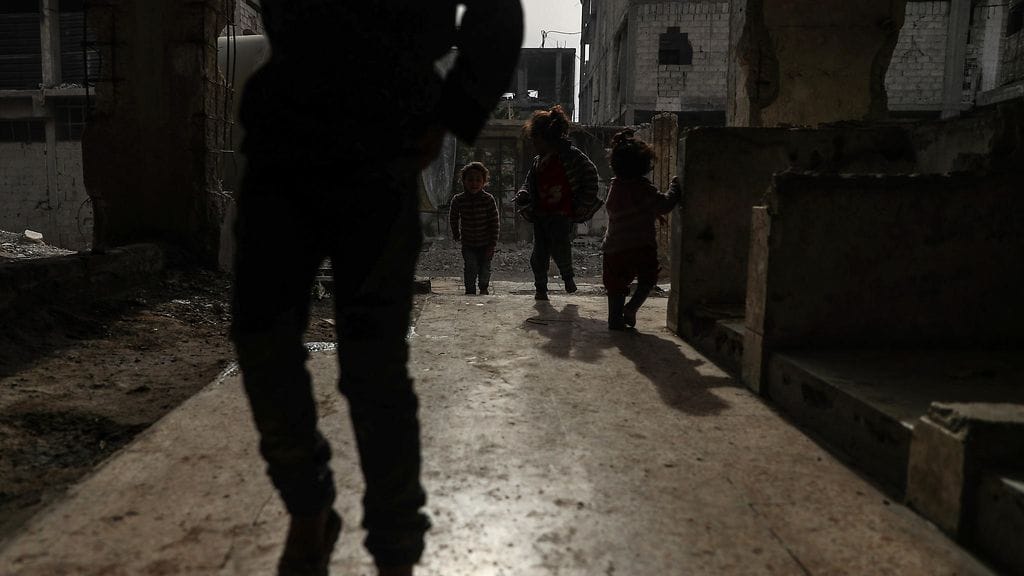 Lapset leikkivät hylätyllä koululla Itä-Ghoutassa.