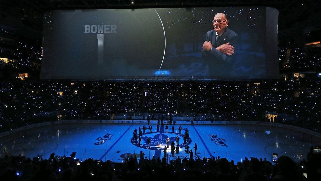 Johnny Bower ehti nähdä pelinumeronsa julistamisen kunnianumeroksi, kun Toronto osoitti huomiota legendalleen lokakuussa 2016.