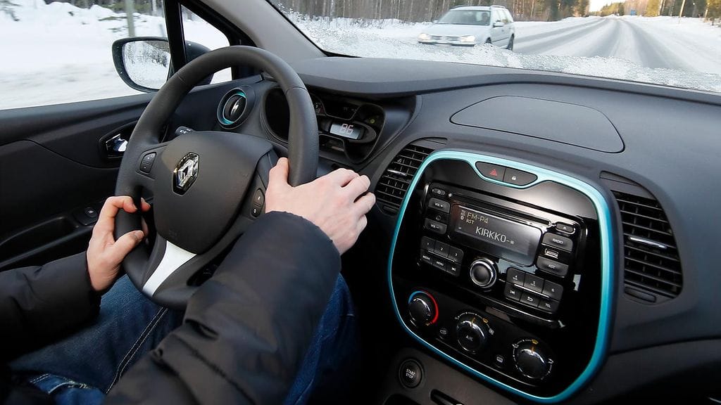 Auto suistui tieltä matkustajana olleen miehen pyrittyä auton rattiin.