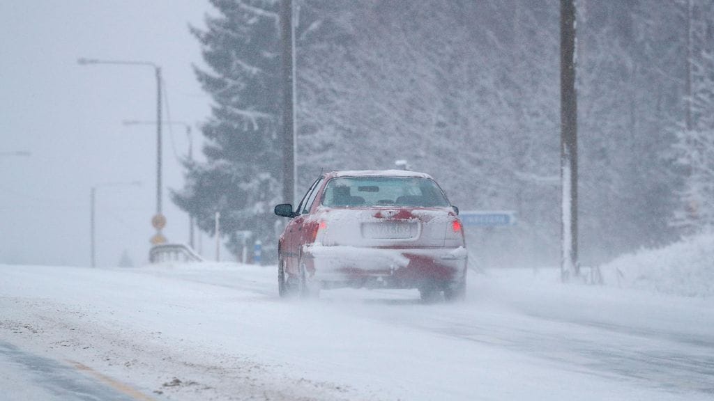 Miesten epäillään kaahanneen kilpa-ajon vuoksi. Kuvituskuva.