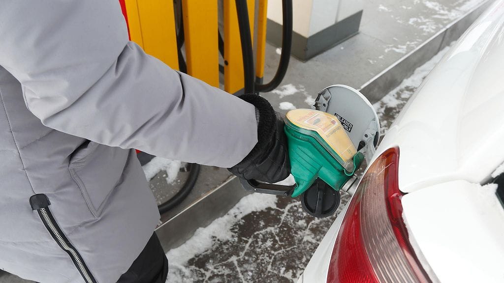 Viikonloppuisin omilla rahoillaan bensaa ostavat ovat tarkempia hinnasta, jolloin edullisimmille polttoaineasemille voi syntyä jopa jonoa. Kuvituskuva.