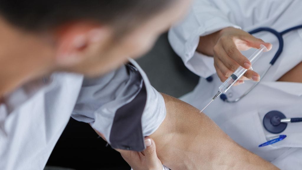 Influenssarokotus ei anna taudilta sataprosenttista suojaa, mutta jos tauti rokotuksesta huolimatta iskee, se on yleensä vähäoireisempi kuin rokottamattomilla. Kuvituskuva.