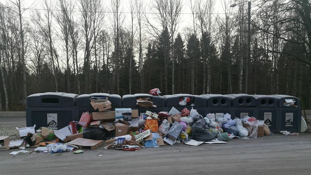 Roskia Laajasalon ekopisteellä. Paikalle sattunut Eero Mikkola kertoo, että roskapussit lensivät kovan tuulen mukana pois ekopisteeltä.