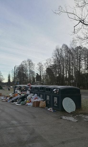 Roskia laajasalon ekopisteellä (1)