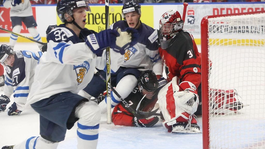 Aleksi Heponiemi tuulettaa Suomen avausmaalia.