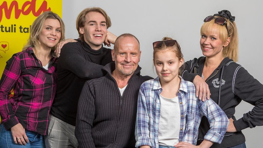 Blondi tuli taloon -näytelmän tähdet, vasemmalta oikealle: Irina Vartia, Janne Saarinen, Lasse Karkjärvi, Milla Kiviranta ja Anu Palevaara.