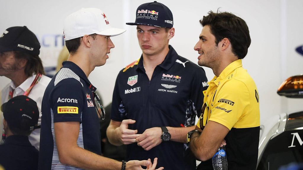 Pierre Gasly (vas.), Max Verstappen (kesk.) ja Carlos Sainz.