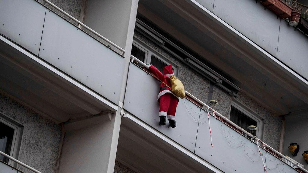 Parvekkeelle kiipeävä joulupukkikoriste on erittäin suosittu. Kuvan esimerkki on Berliinistä.