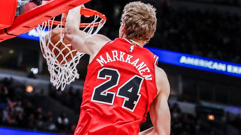 Lauri Markkanen korkeuksissa.