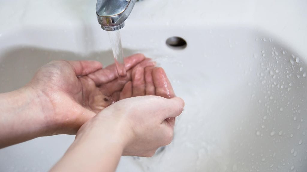 Käsienpesu on tärkeimpiä keinoja tartuntatautien ehkäisyssä.